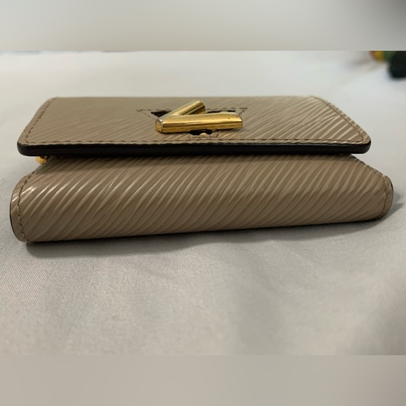 Louis Vuitton Twist Compact Wallet In Epi
leather (galet tone) - Picture 8 of 16